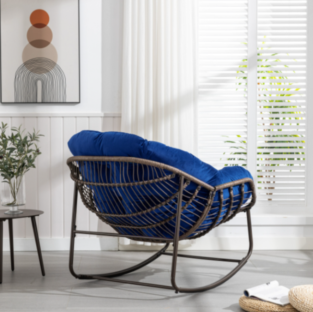 Koa – Fauteuil à Bascule Papasan en Résine Tressée & Tissu Moelleux