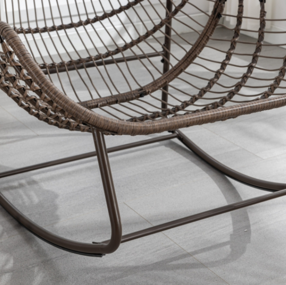 Koa – Fauteuil à Bascule Papasan en Résine Tressée & Tissu Moelleux