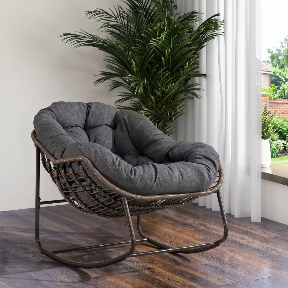 Koa – Fauteuil à Bascule Papasan en Résine Tressée & Tissu Moelleux